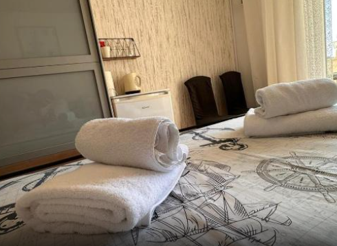 Pansion Ivana- Dvokrevetna soba s bračnim krevetom i pogledom na more (2 osobe)